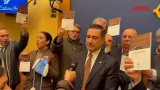 Conferenza con Casapound, le opposizioni occupano la sala stampa della Camera e cantano «Bella Ciao»