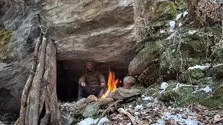 Extreme Cold Bushcraft Camping, Building Survival Shelter under the cliff | no talking 