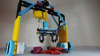 LEGO A claw crane. #spikeprime