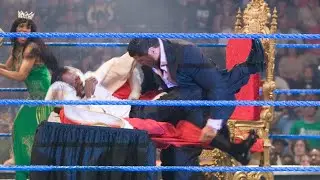 Батиста ударяет Кинга Букера о стол во время подписания контракта: SmackDown, 1 сентября 2006 г.