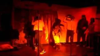 infamus ent performi at apache cafe!