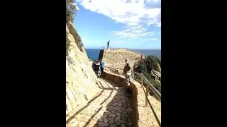 Lloret del Mar  -  la Statue Dona Marinera et le Castell Sant Joan