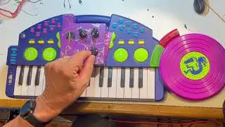 Single Drum/Drone 555 timer LFO with Optocoupler Circuit Bend to a Kawasaki Scratch Toy Keyboard