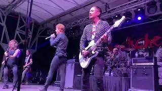 Buckcherry performing Ridin&rsquo; Stevie D playing his Diamond Maverick
