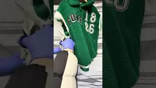 Favoriete basebal jas gaat na jaren trouwe dienst aan stukjes 
