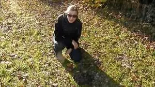 Maulwurfhügel entfenen und Auswurf wieder unter die Erde bringen
