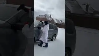 TO DE-ICE YOUR CAR DOOR  USE THIS SIMPLE TECHNIQUE WITH THE HAIR DRYER 😄