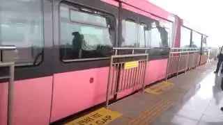 MUMBAI MONORAIL entering Wadala Road Station