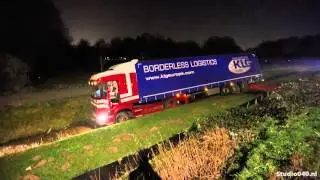 Vrachtwagen in de greppel na ongeval A2