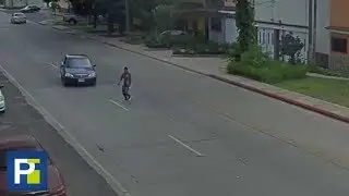 Hombre cruza la calle sin ninguna precauci&oacute;n y es impactado por un auto