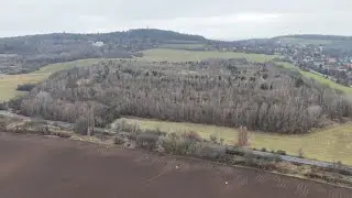 Odkali&scaron;tě z novodob&eacute;ho dolov&aacute;n&iacute; v Kutn&eacute; Hoře na severoz&aacute;padn&iacute;m svahu vrchu Kaňk 6. 12. 2025.