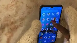 Knitting Mittens with a Smartphone function. 3a