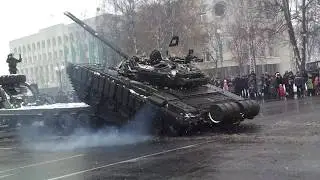 Танк упал во время заезда на трал