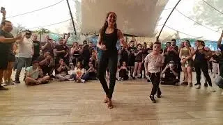 Y as&iacute; este Max al lado de su maestra Maritza enloquecen al mundo con su Cha Cha Cha