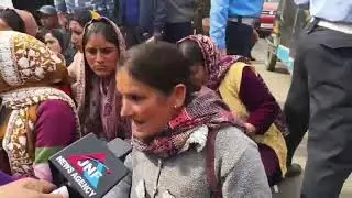 Daily wagers stage a massive protest outside the CM&rsquo;s residence,