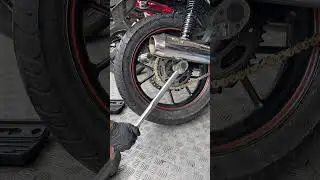 TRIUMPH axle nut torque #motorcycle #automobile #shortsvideo #bikelife #triumph #triumphstreettwin