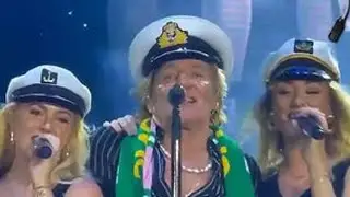 不朽巨作《Sailing》男声烟嗓一开口就沦陷，洛·史都华（Rod Stewart），人称摇滚铁公鸡，是摇滚史上不可或缺的一位传奇歌手，这首歌，朴实无华、意境悠远，既有心情的宣泄，又带点淡淡的忧...