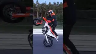 Longest no-hands motorcycle wheelie - 918.24 metres (3012.59 ft) by Elliot Gr&ouml;ndahl 🇸🇪