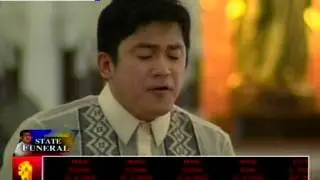 Robert Se&ntilde;a sings 