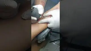 Bonito tatuaje de una rosa y dos nombres