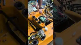 Upgrading the batteries to 50AH on my Old Town 106 Sportsman PDL , tight fit !