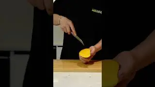 Have you ever experienced cutting fruit with a bird's beak knife? It's truly smooth!