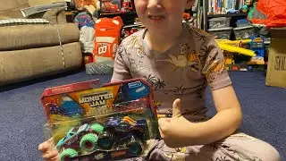 2023 Monster Jam Nitro Neon Series 1 Blue Thunder / Dragon Diecast Review