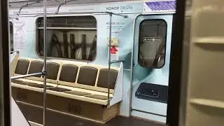 Вагон метро с рекламой мобильного телефона HONOR 200 Lite