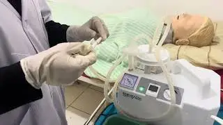 MELAKUKAN PENGHISAPAN LENDIR 