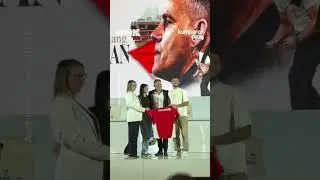 Resmi Diperkenalkan Sebagai Pelatih Timnas, Anak dan Istri Turut Serta
