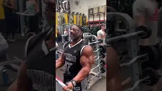 Want bigger biceps? Try the scoop technique for curls! 💪 Here&rsquo;s