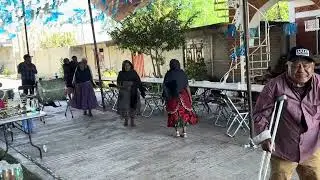 LAS MULETAS 😱NO ES UN ENPEDIMENTO PARA NO BAILAR CON ESTA BANDA DICE ESTE ABUELO 