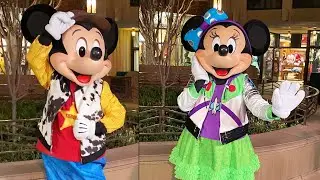 Микки и Минни в костюмах, вдохновлённых Вуди и Баззом Лайтером, на Disneyland Pixar Nite 2020