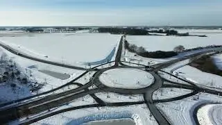 Dalen van boven: Sneeuw langs de N34 en de rotonde Valsteeg-Wachtum