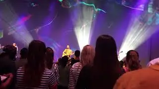 LAGU PENYEMBAHAN DI HILLSONG AMSTERDAM - WHAT A BEAUTIFUL NAME | KELINGLING NEGARA