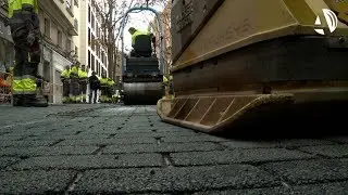 La calle Espoz y Mina estrena un pavimento que simula el adoqu&iacute;n y mejora la accesibilidad