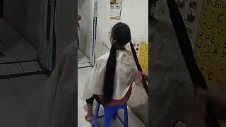 Wanita berhijab berambut panjang di potong pendek karna gerah 