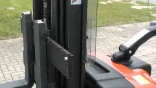 BT Deichselstapler mit Triplexmast