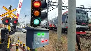 PALANG KERETA API Suara Unik JPL 181 Kedatangan Kereta KRL Langka Di Rangkas Bitung