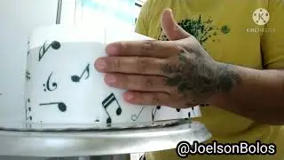 confeitando um bolo tema musical