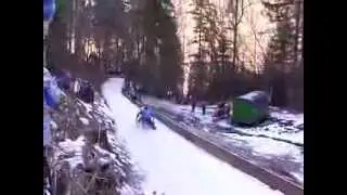 Смельчаки спустились по крутой трассе на санях (новости)