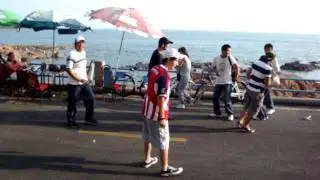 Jugando gallito en la playa - Qingdao