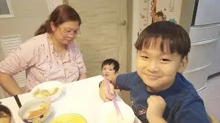 煮火鍋餐桌日常｜全家吃飯時0歲的咚咚弟弟在做什麼？