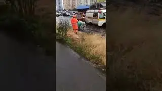 В Киеве забитые ливневки после ливня 19 июля чистят метлой
