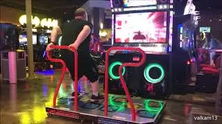 Dude Goes Crazy On Dance Dance Revolution/ Pump It Up!