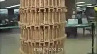 reporter derruba torre jenga