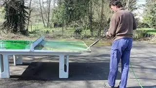 Ohne Pflegemittel: Einfache Reinigung einer Outdoor Tischtennisplatte aus Polymerbeton von Maillith