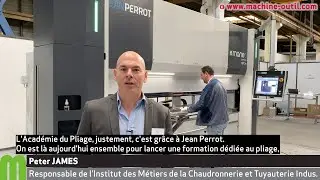 La formation au pliage des t&ocirc;les lanc&eacute;e par les Compagnons du devoir l'Acad&eacute;mie du pliage