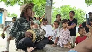 ये हैं इकबाल ढोलकिया जो किसी भी गाना के तर्ज पर नया गाना बना देते है । 