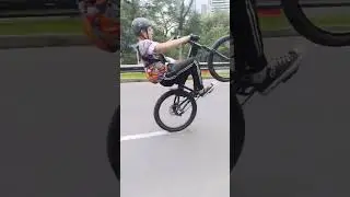 desde el MIRADOR picando #stuntbike #bicicleta #mtb #bmxplus #automobile